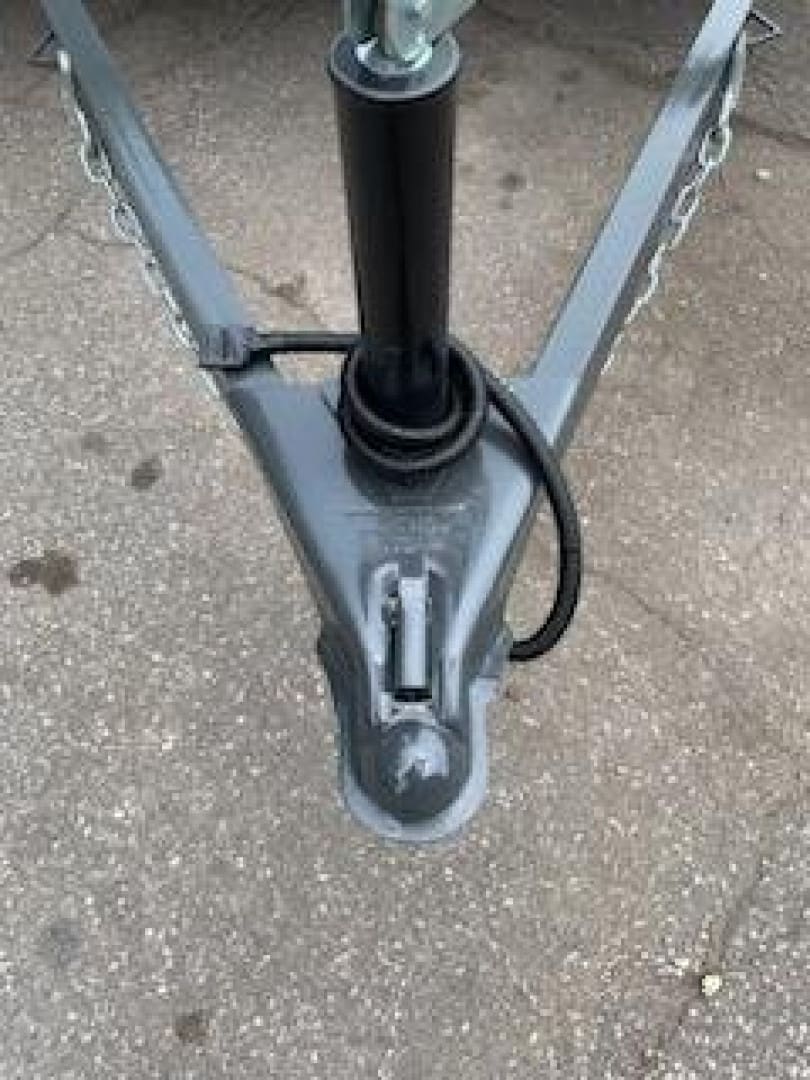 Trailer hitch with safety chains
