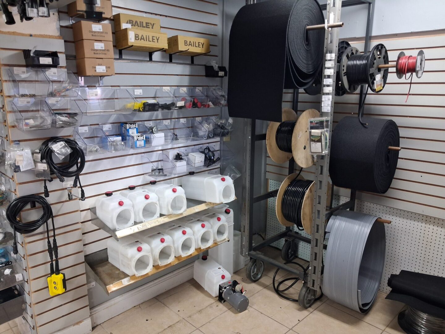 Electrical shop shelving with cable reels