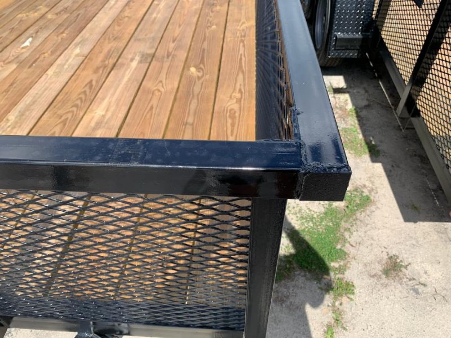 Metal mesh trailer edge detail