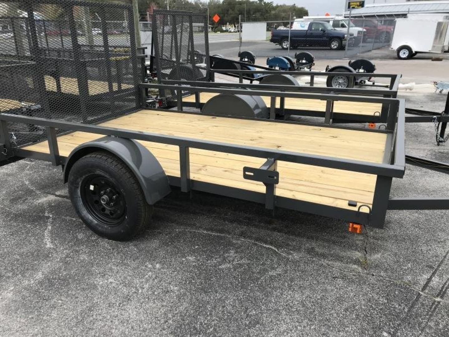 Single-axle trailer with wooden deck